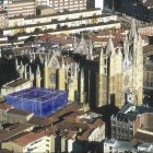 Izquierda, cubo de cristal que cerraría el claustro; derecha, la cripta norte de la Catedral.