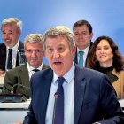 Feijóo se dirige ayer al PP, detrás de él, Mañueco.