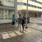 Cleintes, ayer por la mañana en la oficina de la Cámara de Comercio en la avenida Padre Isla.