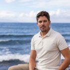Carlos Mallo Molina, frente a la costa que iba a ser afectada por la construcción de un puerto en Canarias.