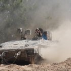 Un vehículo blindado de transporte de personal israelí maniobra cerca de la frontera de Gaza, en el sur de Israel, el 19 de mayo de 2025. Las Fuerzas de Defensa de Israel han anunciado el lanzamiento de amplias operaciones en la Franja de Gaza denominadas “Carros de Gedeón” con el objetivo de presionar a Hamás para que libere a los 58 rehenes israelíes restantes que aún están cautivos. EFE/EPA/.