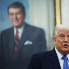 El presidente estadounidense, Donald Trump, habla en la Oficina Oval de la Casa Blanca en Washington, DC, EE.UU., 19 de mayo de 2025. EFE/EPA/SAMUEL CORUM / POOL.