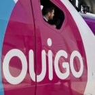 Un tren de Ouigo maniobra paralelo a un Avlo.