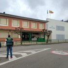 Agentes de la Guardia Civil en el colegio de La Virgen.