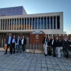 Los alumnos, con sus profesores, en la sede de las Cortes.