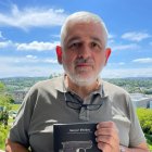 Gaspar Méndez, con su libro, 'La noche del desarme'.