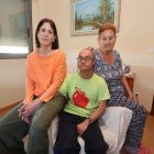 José Antonio Núñez, ciego de cataratas y con síndrome de Down, entre su hermana Mari Carmen y su madre Lucía.