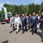 El alcalde Raúl Valcarce, flanqueado por Oleghario Ramón, José Luis Nieto, Álvarez Courel y Eduardo Diego en la feria.