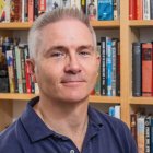 Seán F. Cullian ha escrito sobre temas militares y ha sido redactor en español para Collins y para Oxford University Press. Dirige excursiones a campos de batalla.
