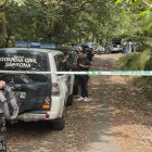 La Guardia Civil investiga el hallazgo de dos cadáveres dentro de un coche calcinado en el municipio pontevedrés de Campo Lameiro. El vehículo, que fue encontrado por unos senderistas, apareció en una zona apartada del lugar de Caneda, según ha confirmado el subdelegado del Gobierno en Pontevedra, Abel Losada. EFE/ Sxenick.