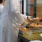 Servicio de comida en el comedor social de Asleca.
