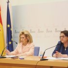 La gerente regional de Salud, Violeta Martínez, y la directora de Personal, Sonsoles García..