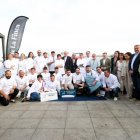 Juan Coreses, en el centro con el cheque de 2.000 euros, con el resto de participantes.  Plato ganador.
