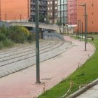 A la izquierda, la traza, llena de maleza y a la derecha, el paseo y zonas verdes, cuidados.