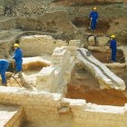 Excavación de los Principia en la calle San Pelayo. En la foto pequeña, recreación de cómo podría ser el cuartel general de la Legio VII.