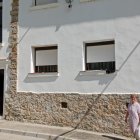 Una vecina del barrio de Colominas en uno de los edificios afectados.