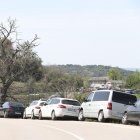 Coches aparcados en la cuneta de la carretera a Las Médulas, en una imagen de archivo.