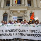 Los manifestantes, procedentes de varios puntos de España, con sus pancartas frente al ministerio.