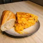 La tortilla clásica del bar Baeza del Polígono X.