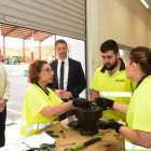 Visita del gerente del Ecyl a la planta de GAM en Villamañán.