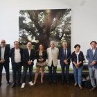 Eva Testa, del Coal, y Juan Carlos Prieto (quinta y sexto izda.), junto a los miembros de la Fundación Las Médulas.