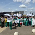 Concentración de médicos frente al Hospital de León.