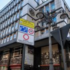 Uno de los carteles de advertencia de la restricción de paso, frente al consistorio de Ordoño II.