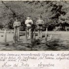 Niños leoneses jugando a los bolos en Mar del Plata.