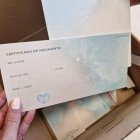 La caja contiene material para que las amilias guarden los recuerdos del bebé.
