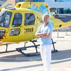 Jesús Calleja junto al helicóptero del programa.