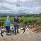 Elva García y uno de los operadores de drones, en los viñedos de Aníbal Otero en Toral de los Vados.