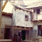 Sentado, Amable Arias en la Villavieja de Bembibre en 1975, junto al tío Dionisio.