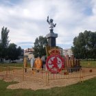 Altar preparado para alentar la lumbre en la noche de san Juan; un goteo incesante de leoneses se toma fotos en este punto ya protegido por la policía.