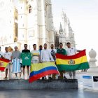 Los representantes de los 10 países que participarán en el Mundialito Leonés 2025 con sus respectivas banderas delante de la Catedral.