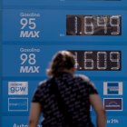 Una mujer observa los precios en una gasolinera de Valencia.