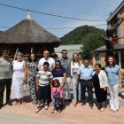 El presidente de la Diputación, la alcaldesa de Vega de Valcarce y reponsables del plan, posan con la nueva familia.