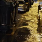 Calle anegada tras un reventón en Trobajo.