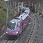 Imagen de archivo de un tren de alta velocidad en el trayecto Madrid-Sevilla circulando por uno de los puntos que fue objeto del robo de cable el pasado 4 de mayo en Toledo. EFE/ Ismael Herrero.