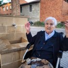 Ción junto al 'caño de la longevidad' de la calle Alcoba de Villanueva de Carrizo.