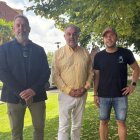 El alcalde, junto a los organizadores, en la inaguración.