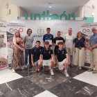 Los equipos ganadores con sus tutores y los organizadores de las olimpiadas de industriales.