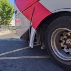 La rueda trasera del autobús se reventó generando un ruido similar a una explosión, pero sin consecuencias.