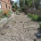 Estado de uno de los canales tras el corte de agua para los huertos y fincas urbanas.