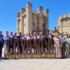 Tradicional foto de las autoridades brindando frente al castillo de Valencia con la que se da por inaugurada la feria. El consejero fue el encargado de cortar la cinta.