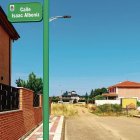 Como es visible, sólo un tramo está urbanizado y el resto es camino de tierra.