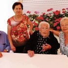 Teresa Fernández Casado acompañada de su familia.