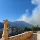 Imagen del incendio visto desde Villafranca del Bierzo esta tarde de lunes.