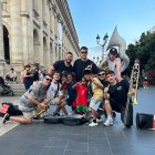 Los componentes de Sin Control en varias de las etapas de su viaje aventura musical por ciudades de Europa.