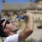 Un hombre bebe agua este lunes, uno de los días de más calor de este verano.