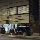 Dotaciones policiales frente a la comisaría de Don Benito (Badajoz), cuyos efectivos se han desplazado esta medianoche de lunes hasta la calle Canalejas, donde han hallado el cadáver de una mujer. EFE/Samuel Sánchez.